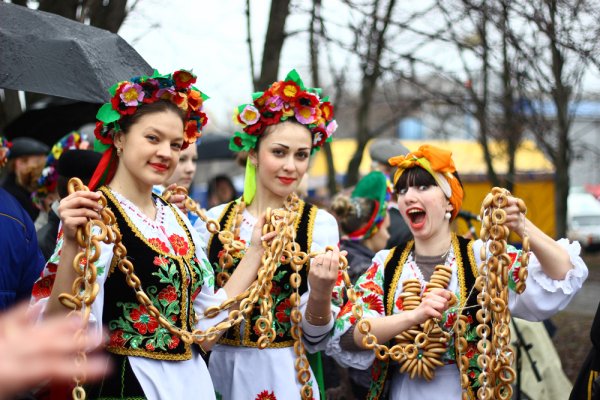 В Луганске на Масленицу собрали самую длинную вязанку бубликов